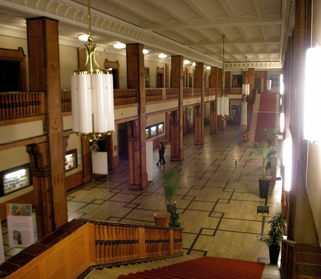 14 1024px-Rathaus_Schoeneberg.jpg