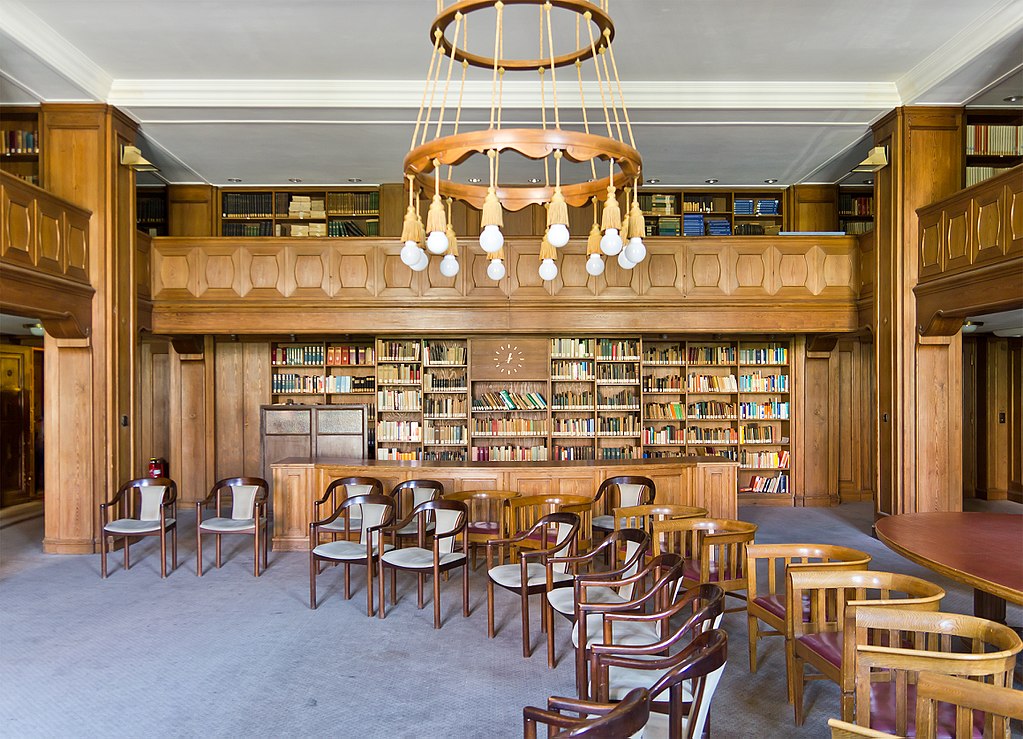 14 1024px-Rth_Schoeneberg_09_Library.jpg
