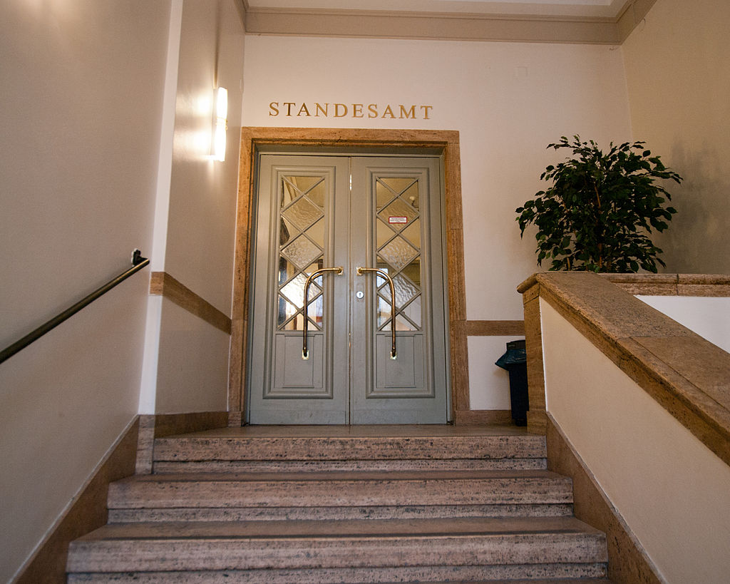 14 1024px-Schoeneberg_rathaus_flur_treppe_nah.jpg