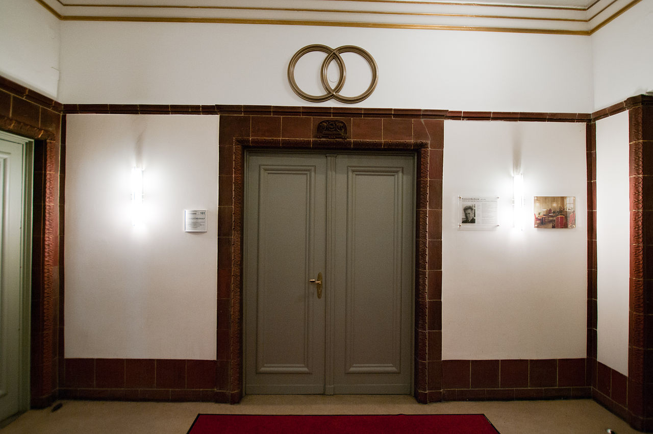 14 1280px-Schoeneberg_rathaus_flur_ringe.jpg