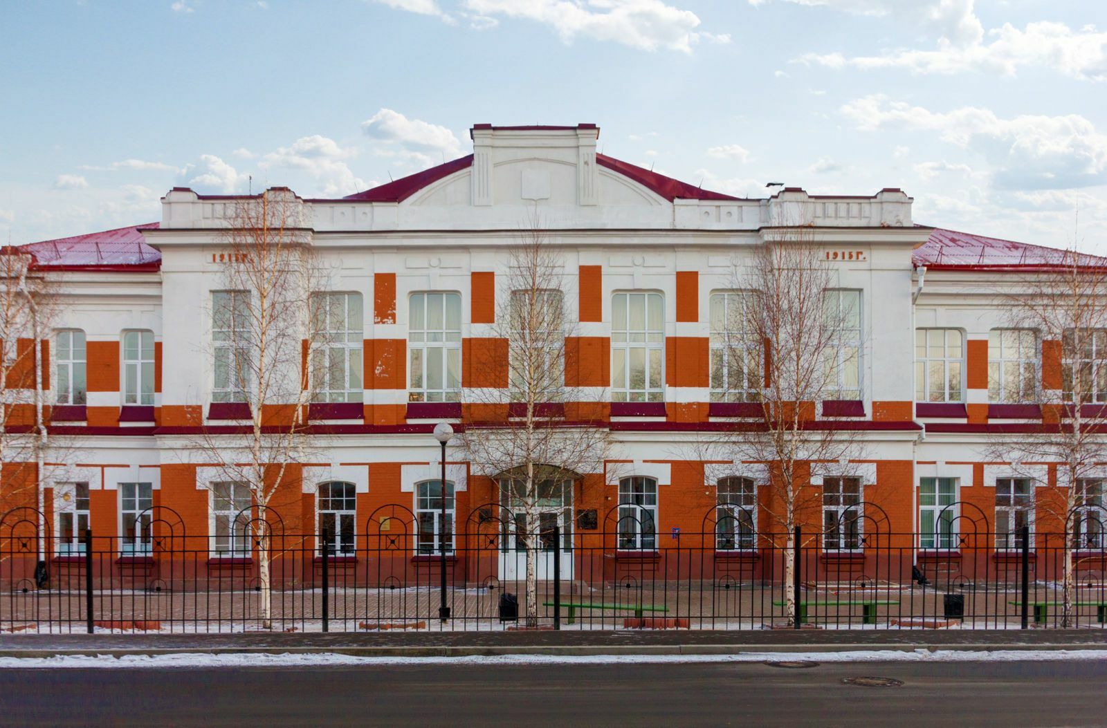 15 иркутск _гоголевского_училища_(Школа_11)._Фасад.jpg