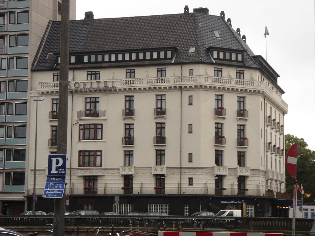 1913 1024px-Sofitel_Plaza_Hotel.jpg