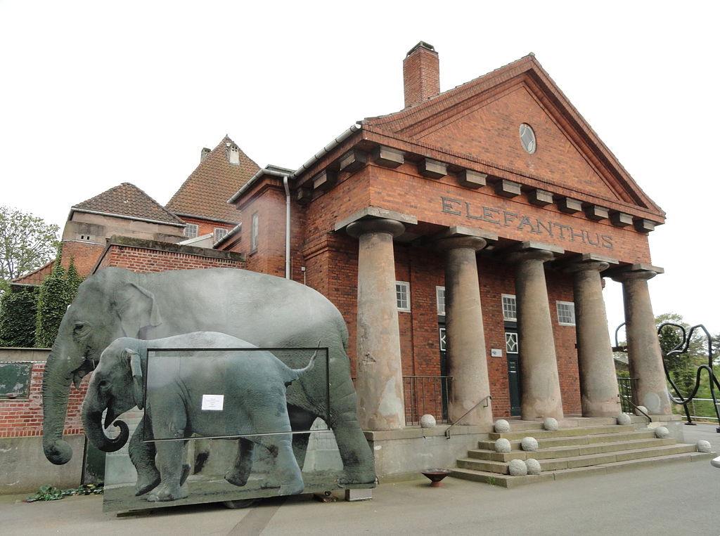 1914 1024px-Elefanthus_-_Copenhagen_Zoo_-_DSC09132.jpg