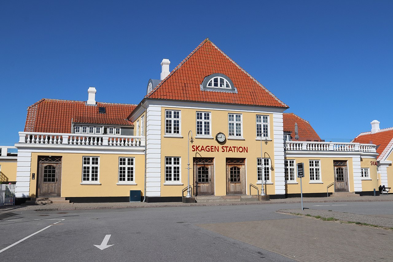 1914 1280px-Bahnhof_Skagen_2019.jpg