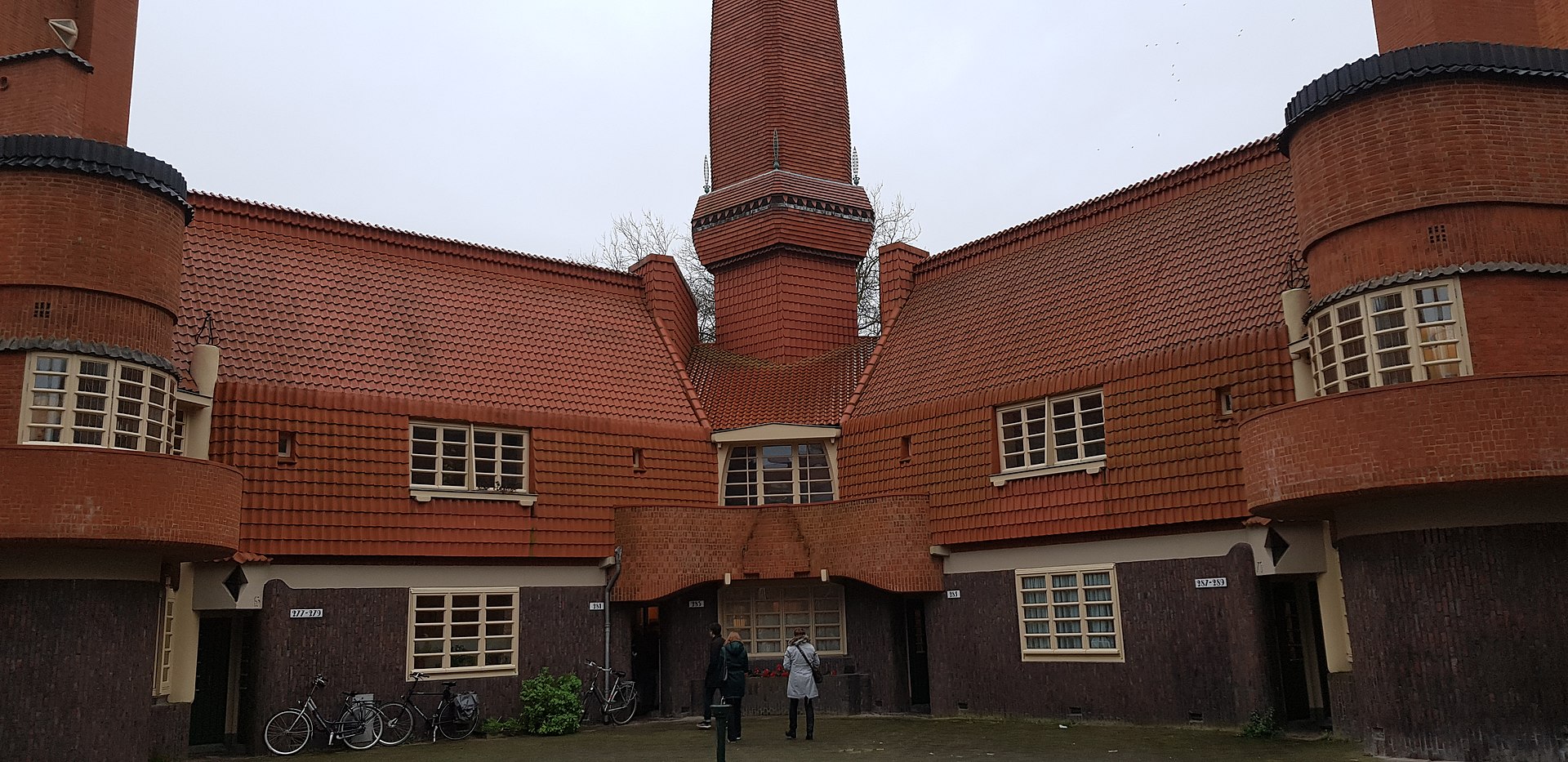 1920px-Amsterdamse_School_Museum_Het_Schip_-.jpg
