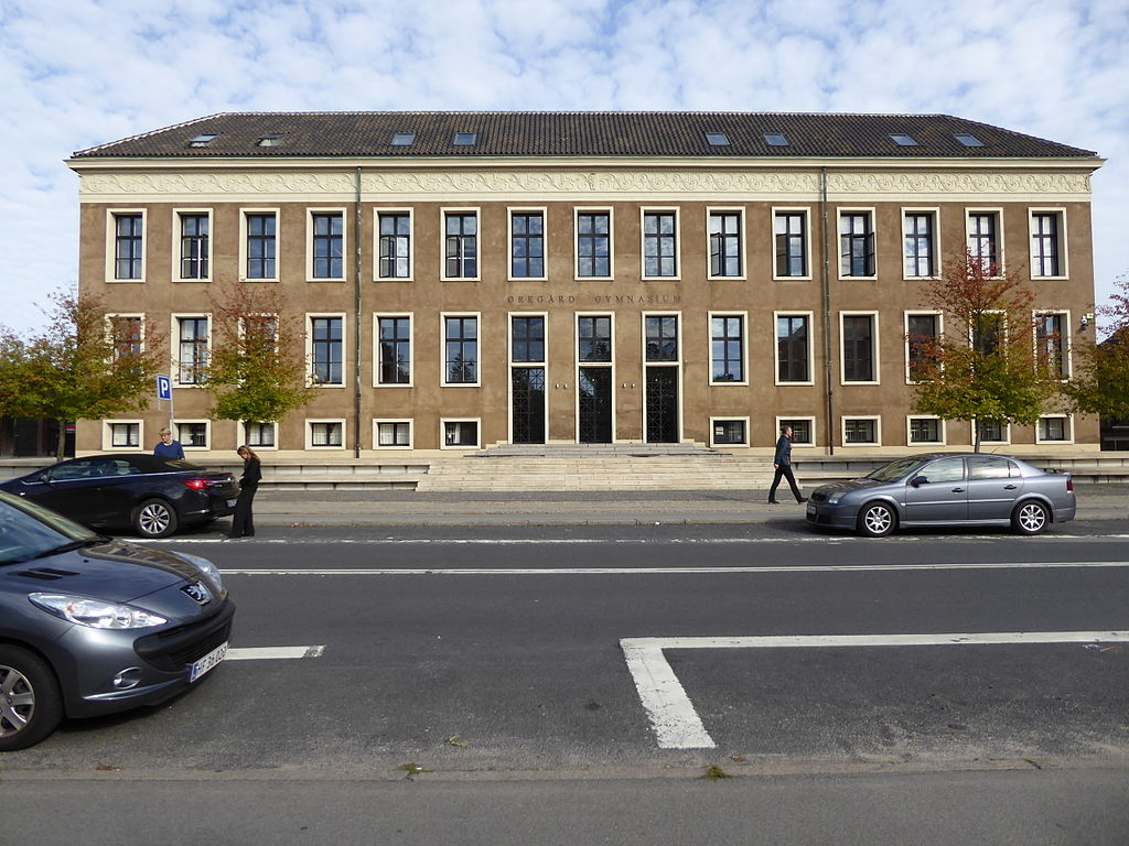 1924 1024px-Øregård_Gymnasium_2.jpg