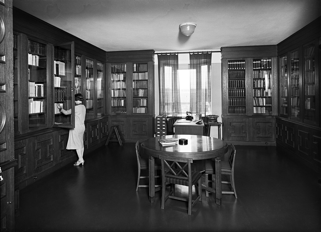1928 1024px-Henkilökunnan_kirjasto_Elannon_hallintorakennuksen_kuudennessa_kerroksessa_-.jpg