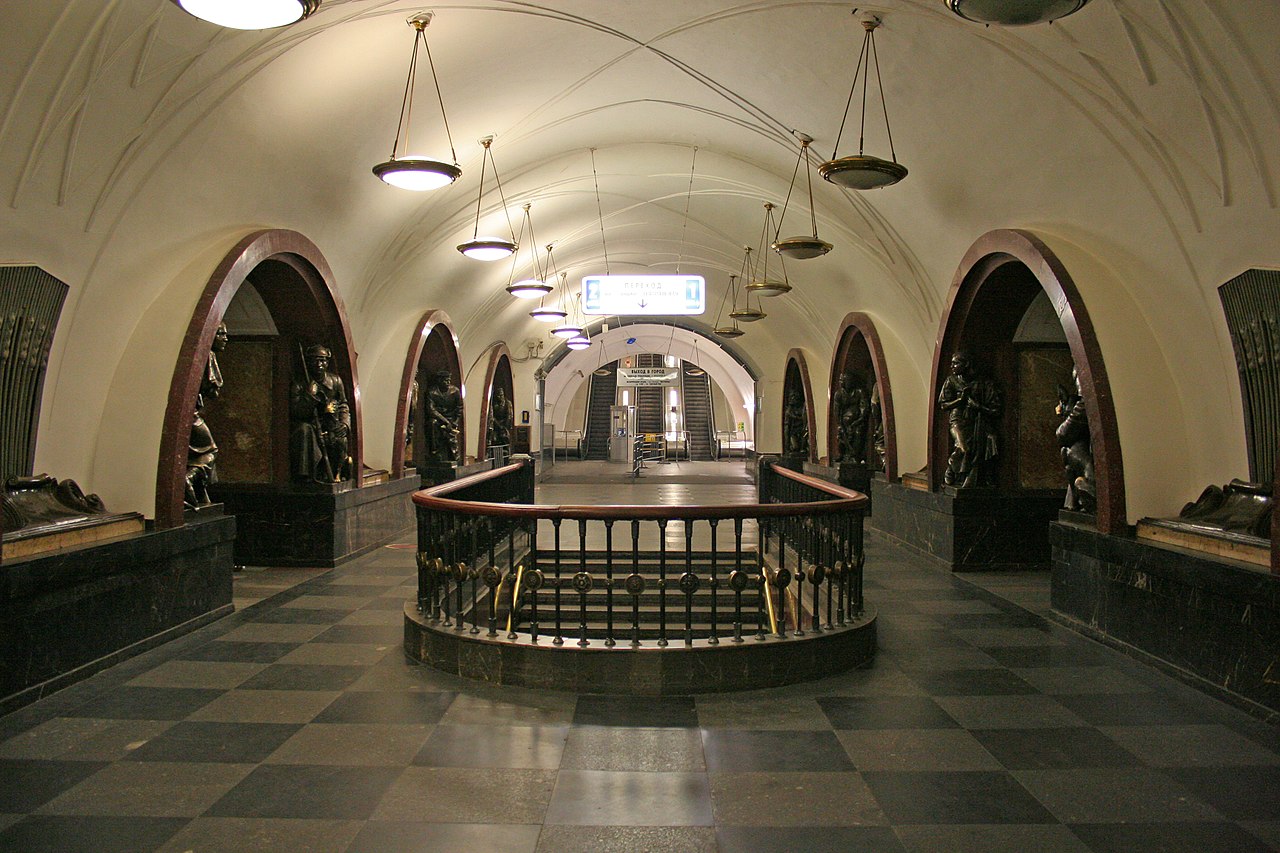 1938Ploshchad_revolyutsii_Metro_2010.jpg
