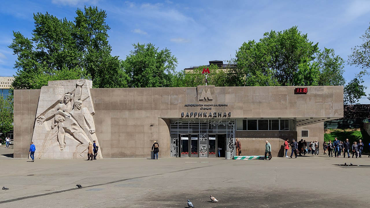 1972Barrikadnaya_entrance.jpg