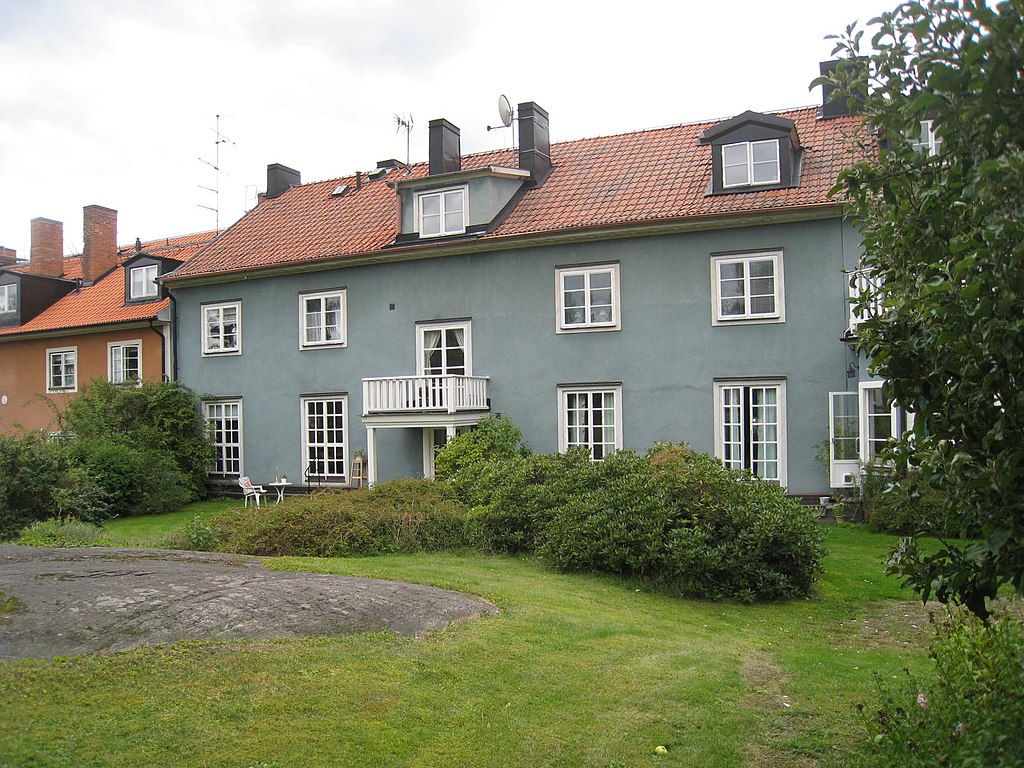 22г Smedslättstorget_45,_gårdssidan_Lunkentusvägen_4-6,_2014b.jpg