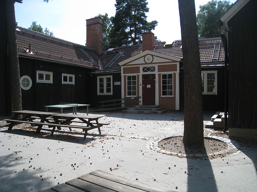 23 г 1024px-Smedslättsskolan_2013c1.jpg