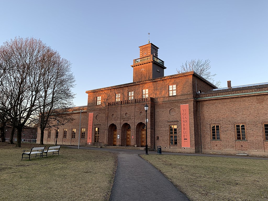 24 1024px-Vigelandmuseet_utenfor.jpg