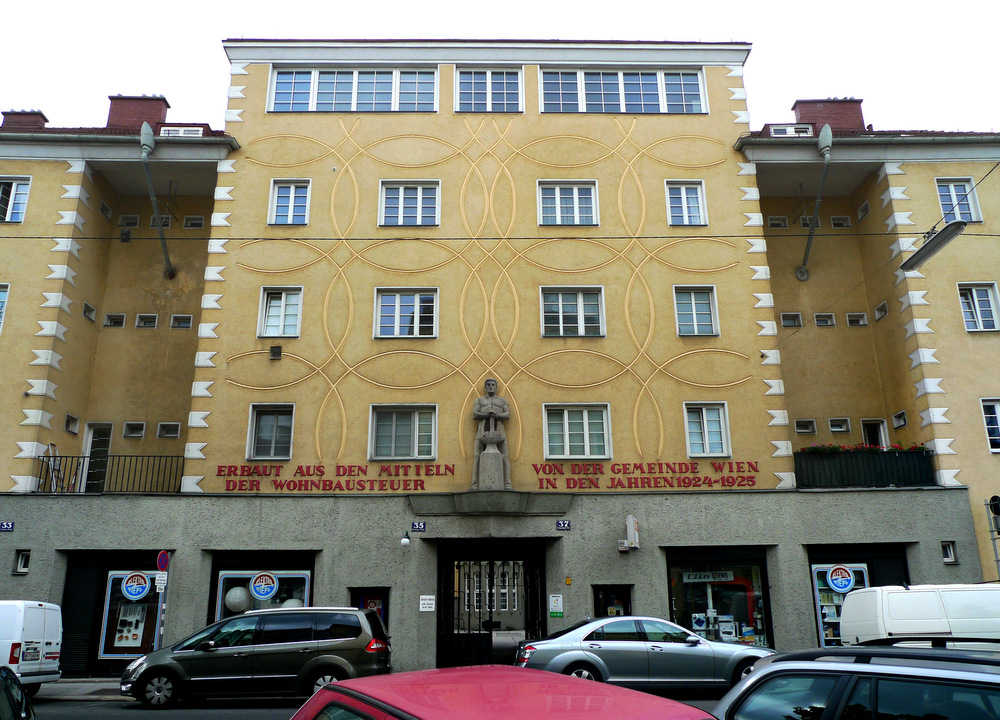 25 Wohnhausanlage_Penzinger_Straße_33–37_Oben.jpg