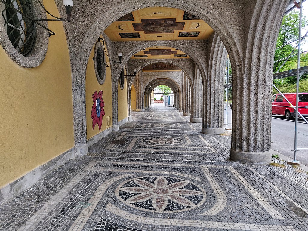 26 1024px-2020-05-19_Gemeindebau_Vogelweidhof_arcades.jpg