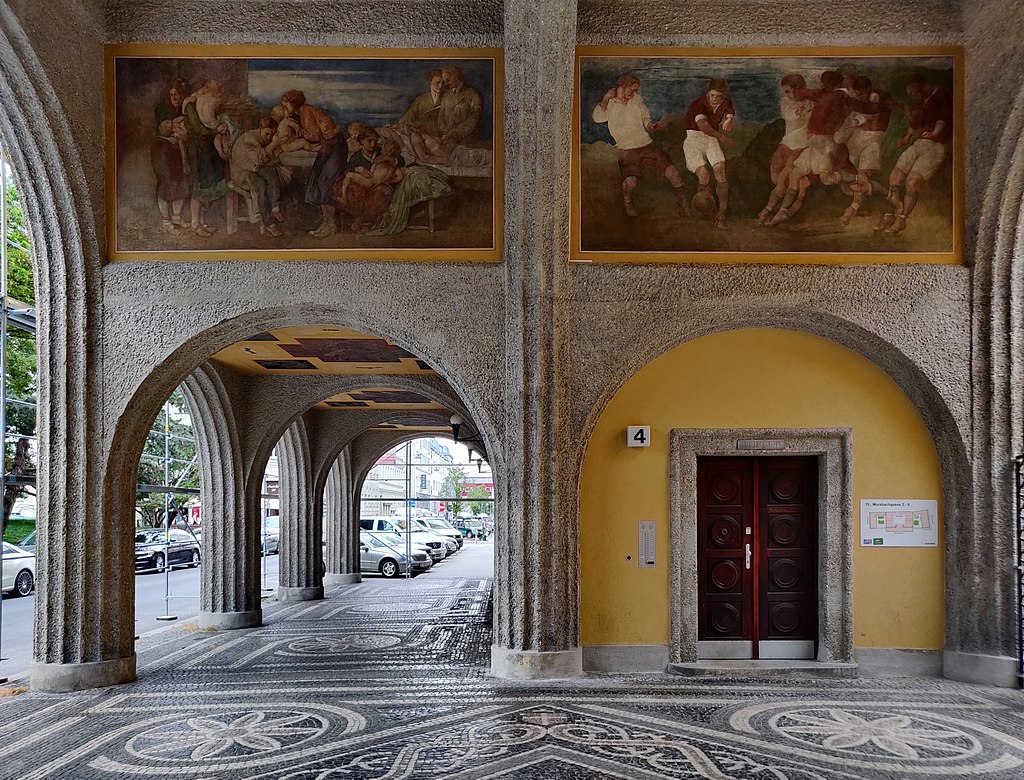 26 1024px-2020-05-19_Gemeindebau_Vogelweidhof_art_arcades.jpg