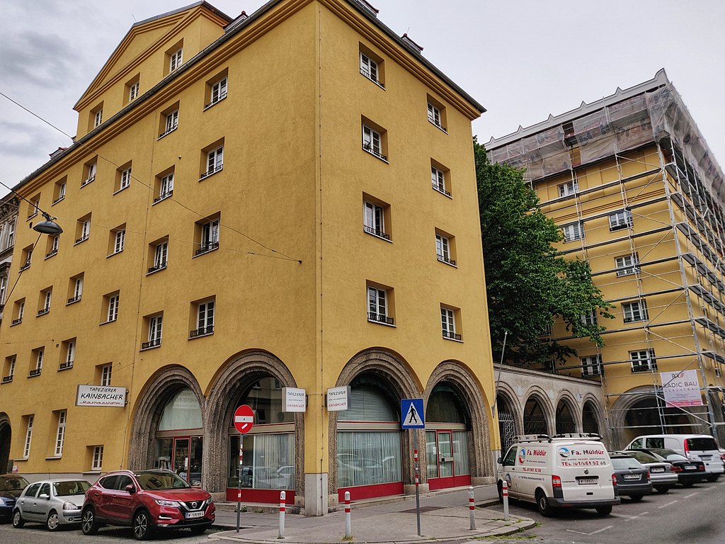 26 1024px-2020-05-19_Gemeindebau_Vogelweidhof_side.jpg