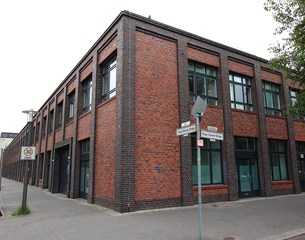 26 1024px-Poelzig_Halle_2012.jpg