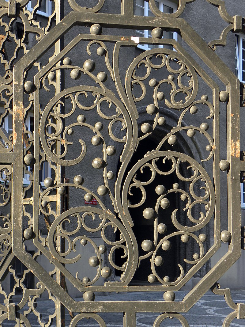 26 800px-Wien-Fünfhaus_-_Vogelweidhof_-_geschmiedetes_Tor_-_Detail.jpg