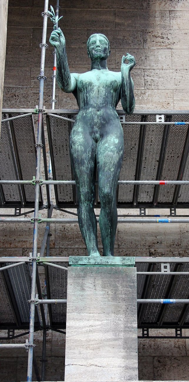 29Skulptur_Jahnplatz_(Westend)_Die_Siegerin&Arno_Breker&1936.jpg