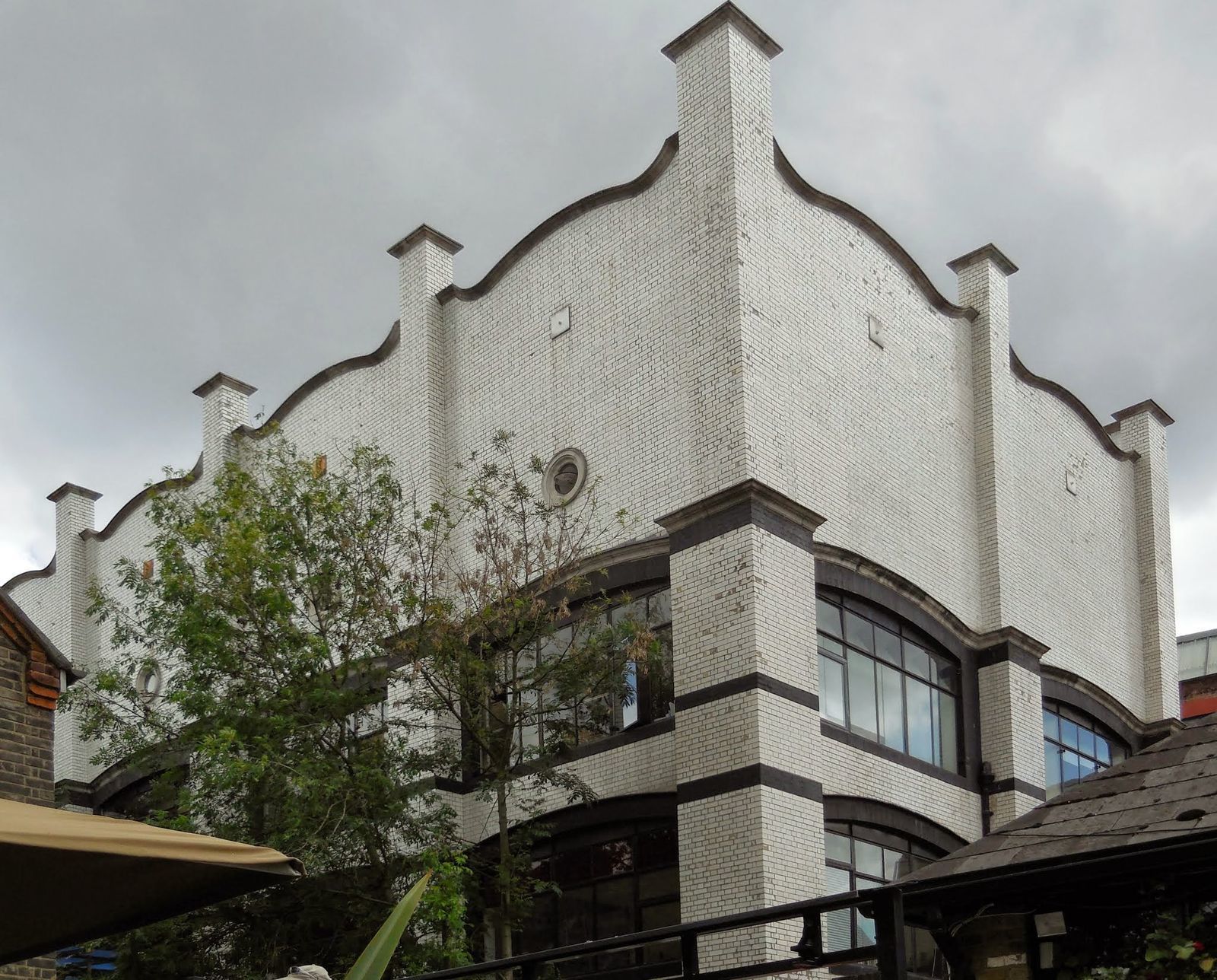 3 войси Chiswick, Barley Mow Passage, new Sanderson's wallpaper factory, now _Voysey House.jpg