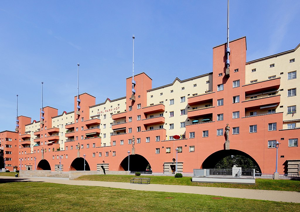 30 1024px-Döbling_(Wien)_-_Karl-Marx-Hof.jpg