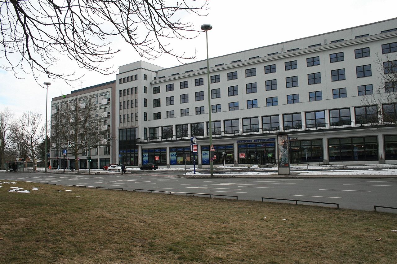 30 1280px-Berlin-Westend_Theodor-Heuss-Platz_5-7_LDL_09040624.jpg