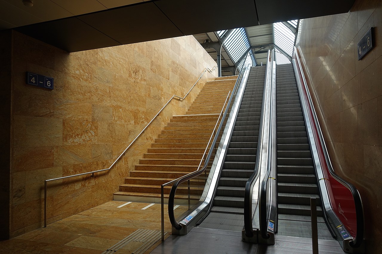31 1280px-Gare_Cornavin-accès_quai_4-6.jpg