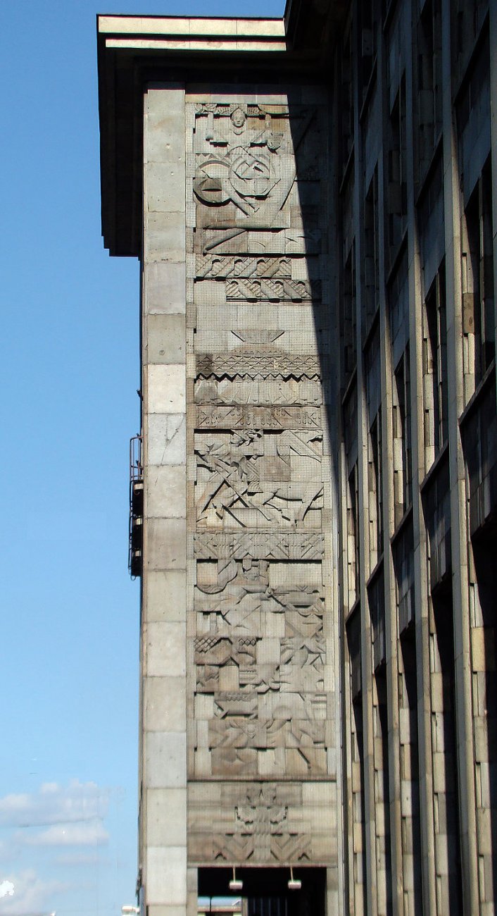 31 800px-BGK_-_plaskorzezba_na_ryzalicie.jpg