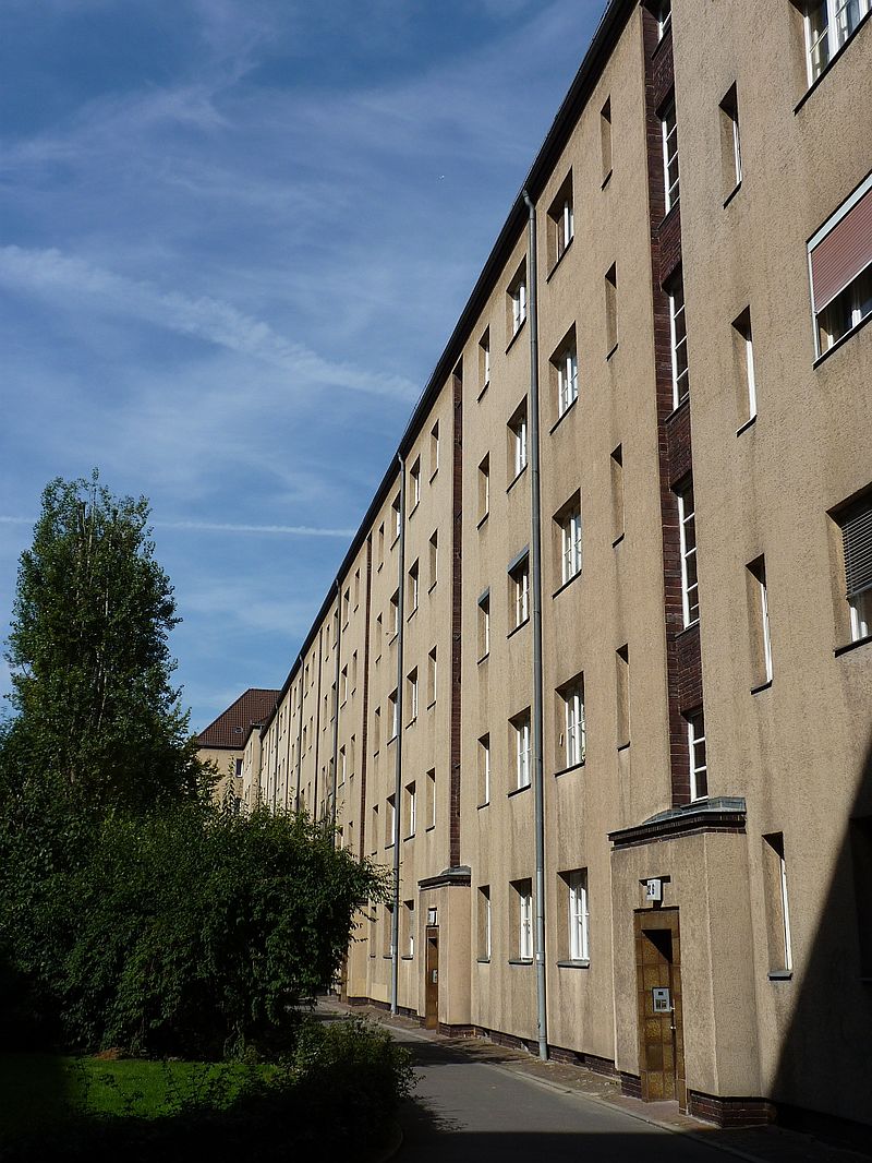 31 800px-Wohnanlage_Badener_Ring_28_bis_42_Innenhofansicht.jpg