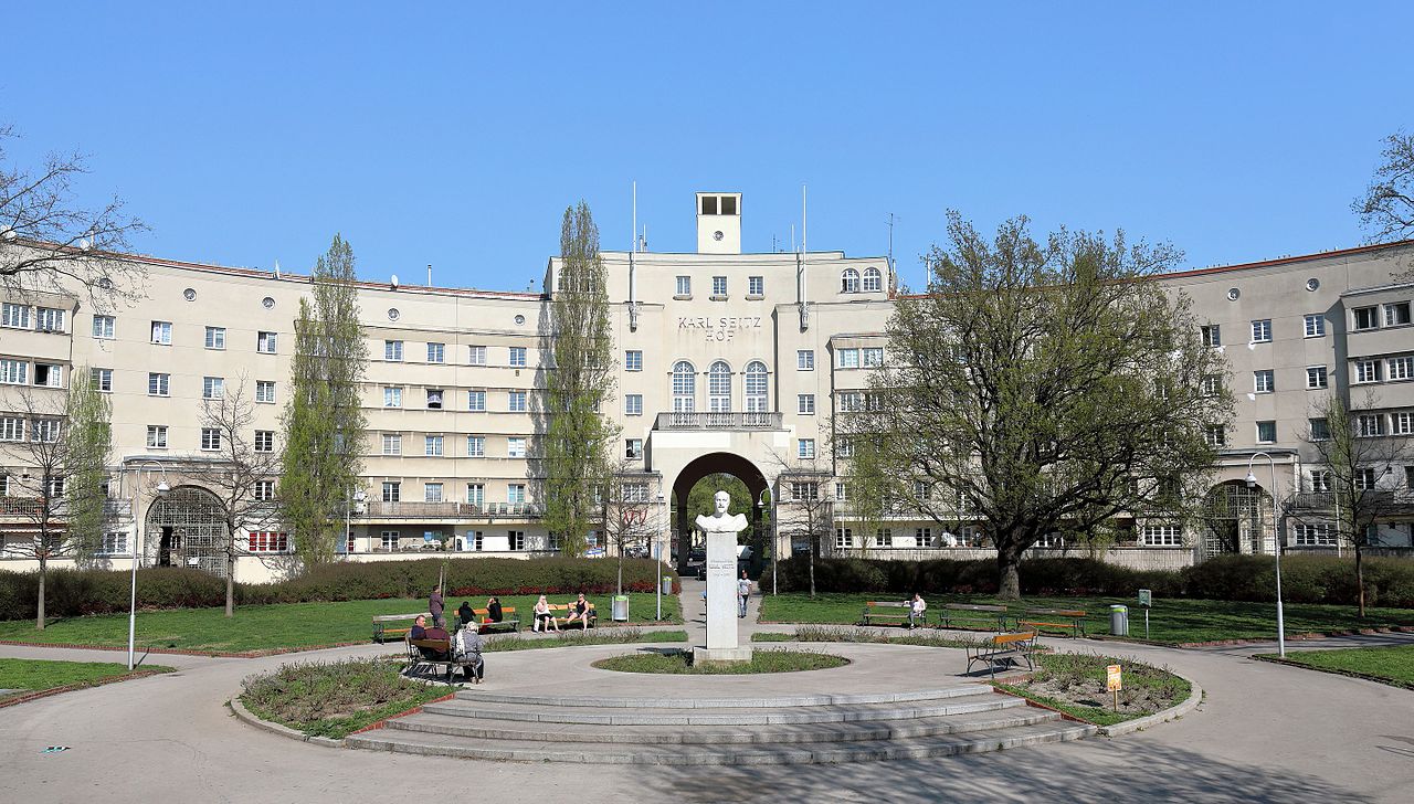 31 Floridsdorf_(Wien)_-_Karl-Seitz-Hof_(2).JPG
