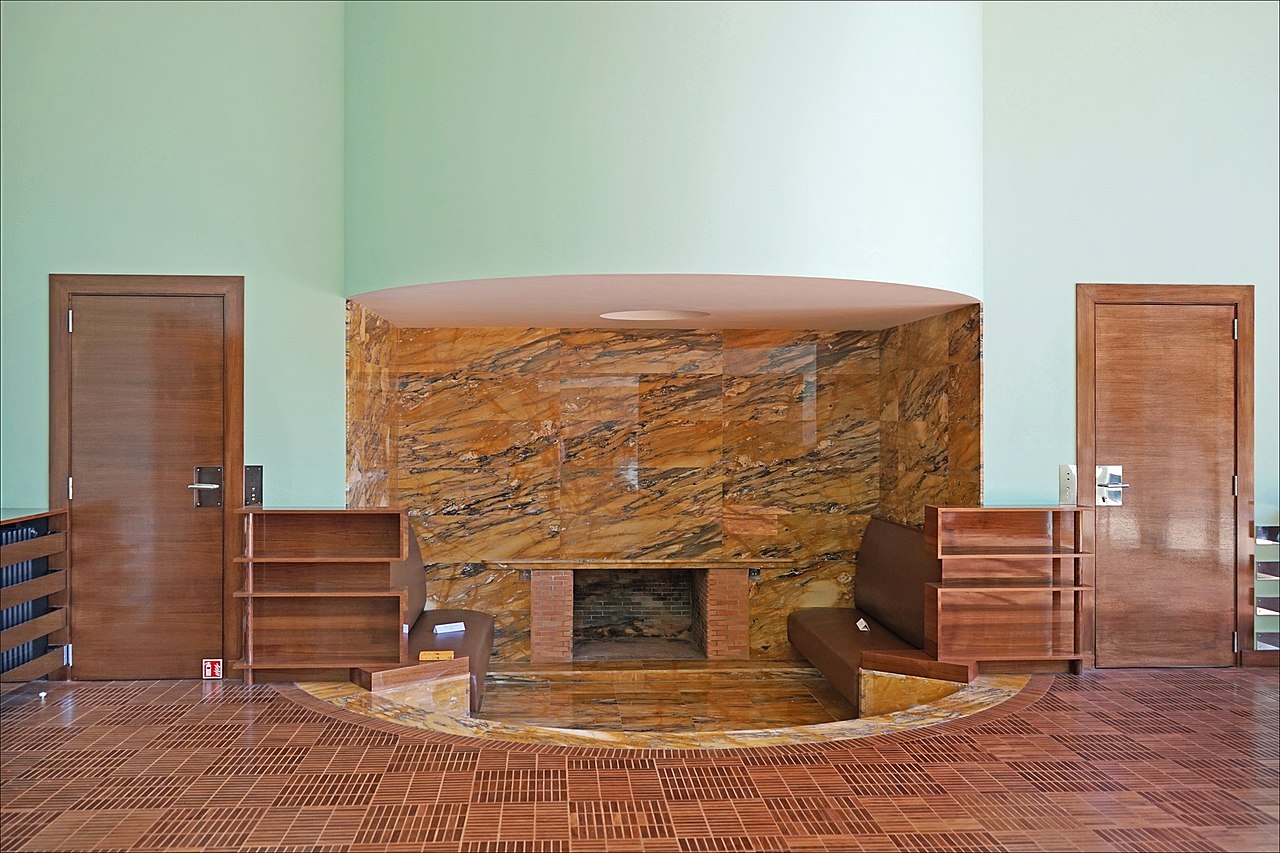 32 1280px-La_cheminée_du_hall-salon_(Villa_Cavrois,_Croix)_(20446792938).jpg
