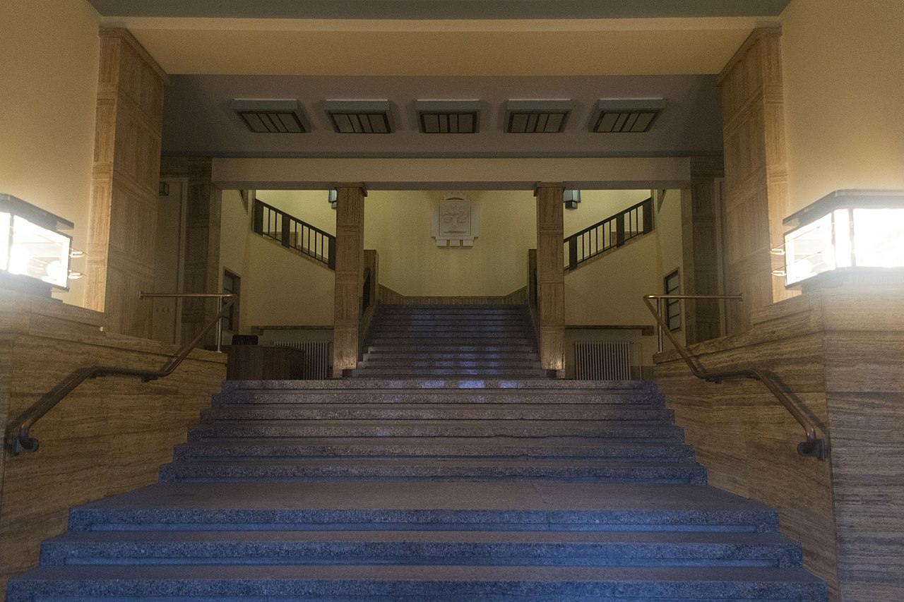 33 1280px-Jablonec_-_radnice_54.jpg