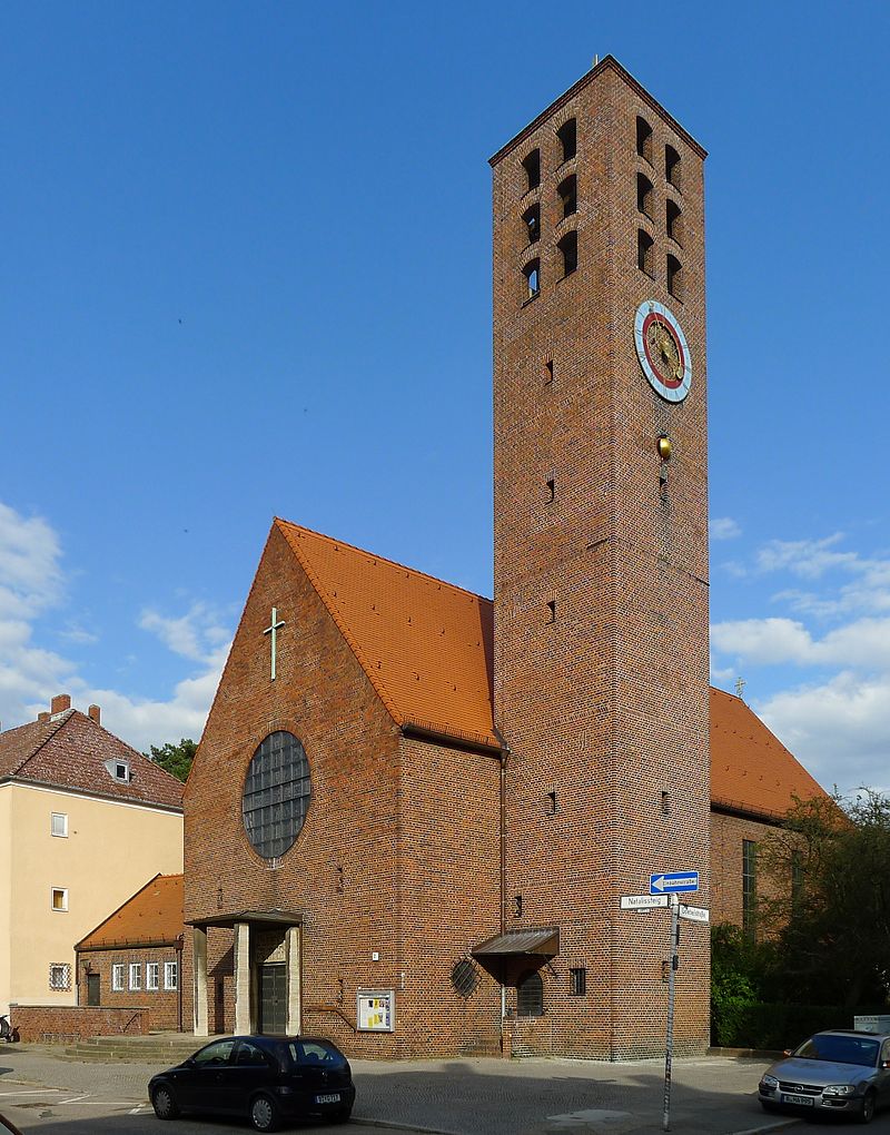 35 800px-St._Joseph-Kirche_(Berlin-Siemensstadt)_von_Südwest.jpg