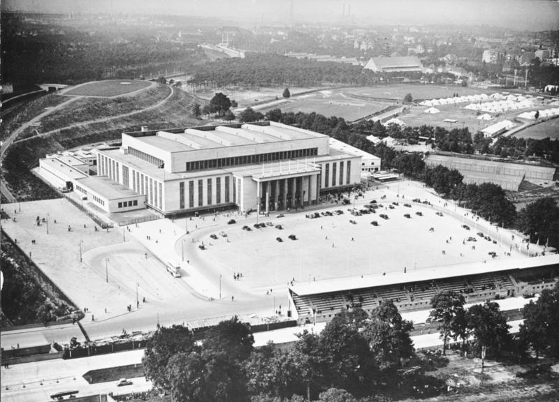 35Bundesarchiv_B_145_Bild-P018933,_Berlin,_Deutschlandhalle.jpg