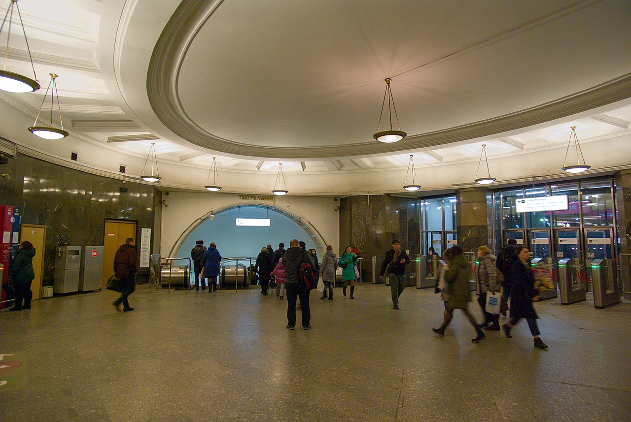 38 1280px-Moscow_Metro_Ploshad_Revolutsii_Vestibule_2019-03.jpg