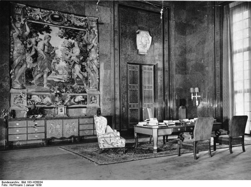 39 Bundesarchiv_Bild_183-H26034,_Berlin,_Neue_Reichskanzlei,_Arbeitszimmer_Hitlers.jpg