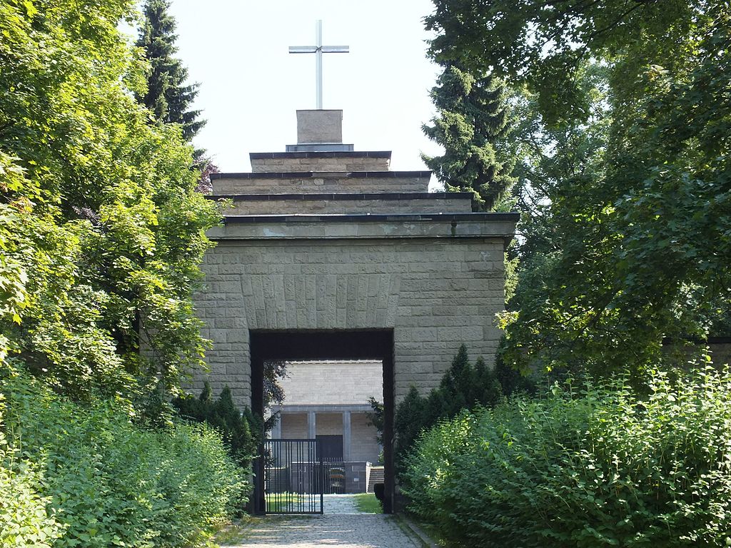 40 1024px-Friedhof-Lilienthalstraße-49.jpg