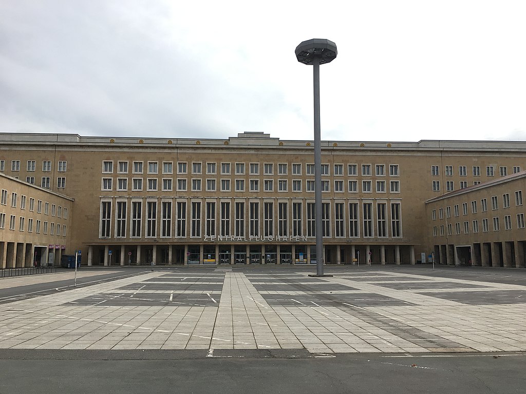 41 1024px-Berlin_Tempelhof_entry_facade_(39161827870).jpg