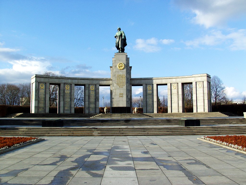 45 герм Sowjetisches_Ehrenmal_(Berlin-Tiergarten)_Totale.jpg