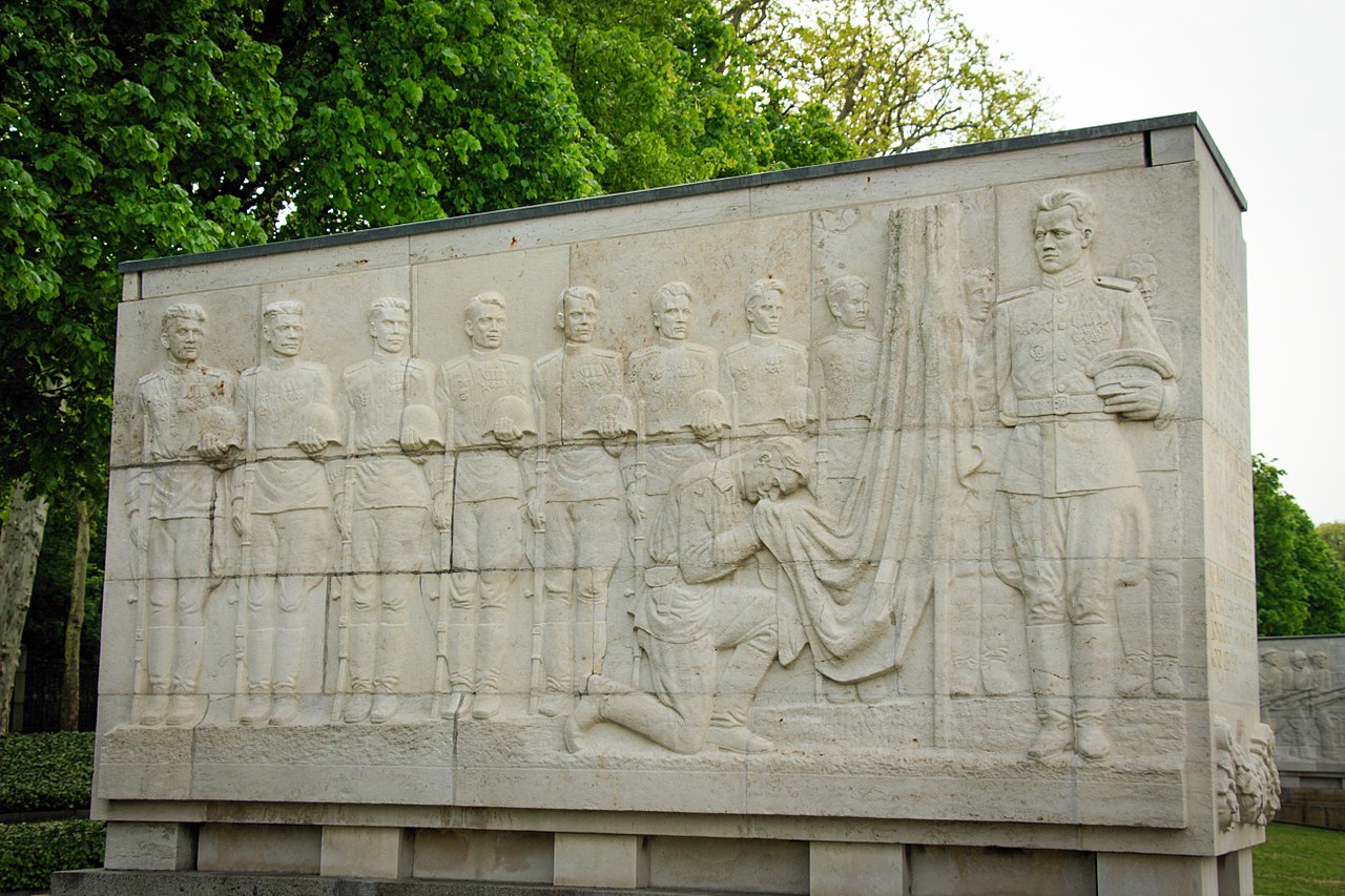 49 1280px-A_relief_in_Soviet_War_Memorial_in_Treptower_Park.jpg