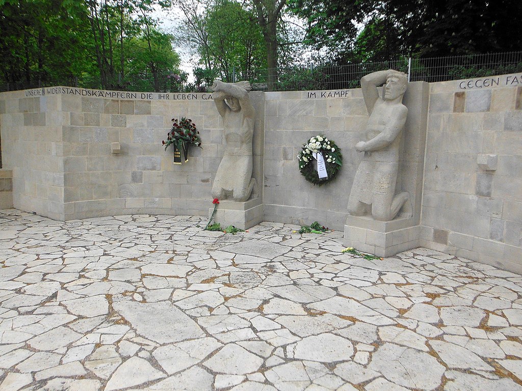 51 1024px-Mahnmal_für_die_Opfer_des_Faschismus_Apolda_nach_der_Restaurierung.jpg