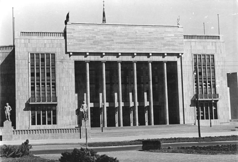 51 Bundesarchiv_Bild_183-11700-0002,_Berlin,_Karl-Marx-Allee,__Deutsche_Sporthalle_.jpg