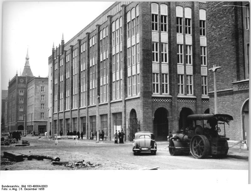 52 Bundesarchiv_Bild_183-40084-0003,_Rostock,_Warenhaus.jpg