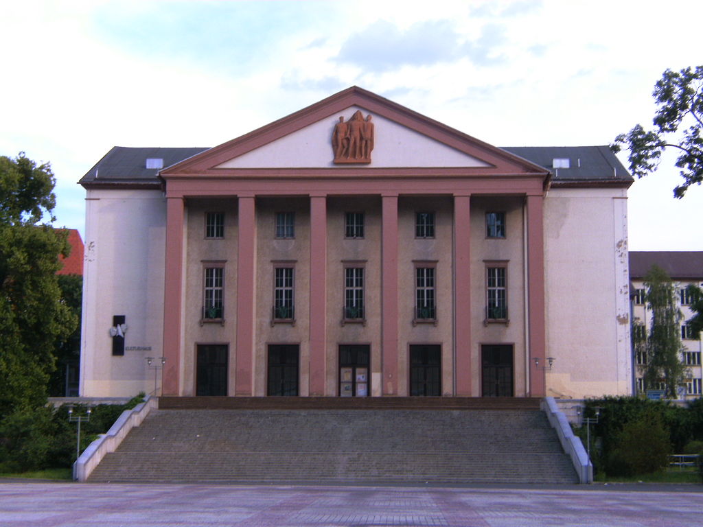56 1024px-Kulturhaus_Suhl.jpg