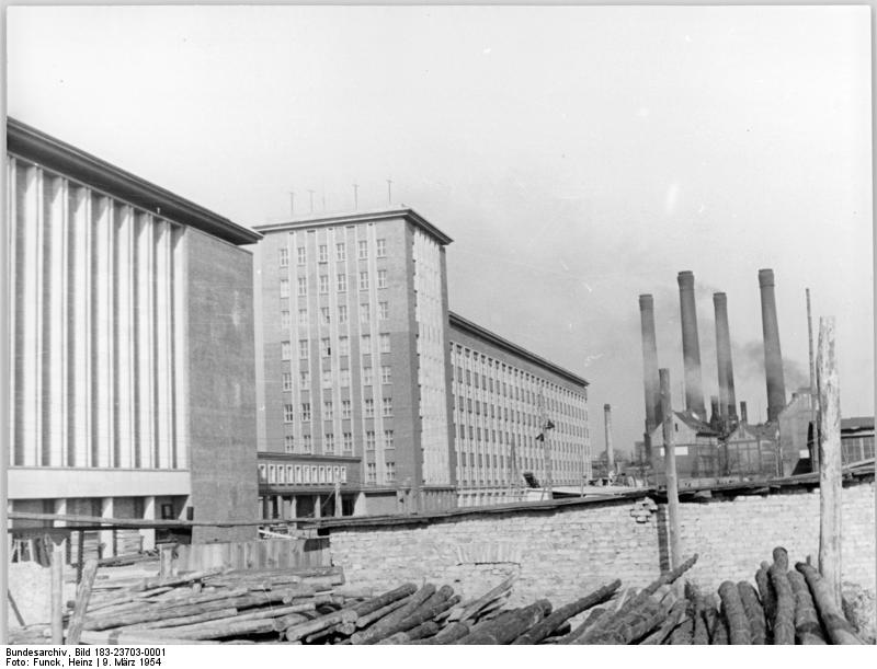 56 Bundesarchiv_Bild_183-23703-0001,_Berlin,_Nalepastraße,_Sendeanstalt,_Schornsteine.jpg
