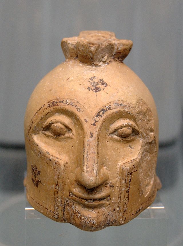 6 начAryballos_head_Corinthian_helmet_Staatliche_Antikensammlungen.jpg