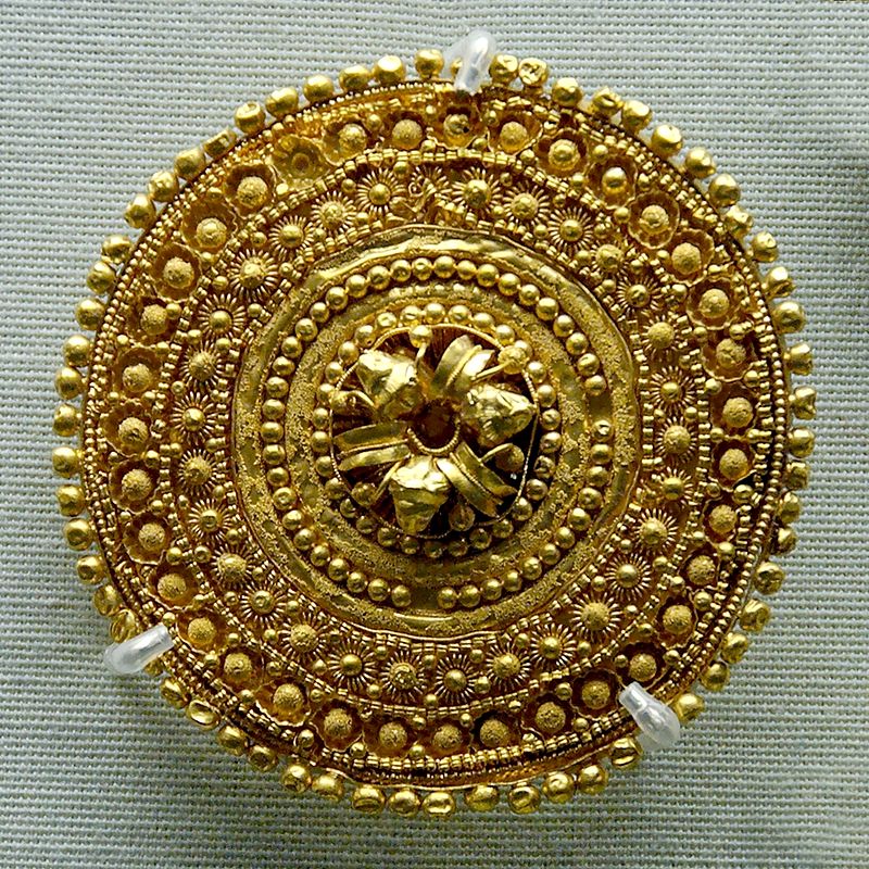 6-5 в800px-Ear-stud_BM_GR1980.2-1.42.jpg