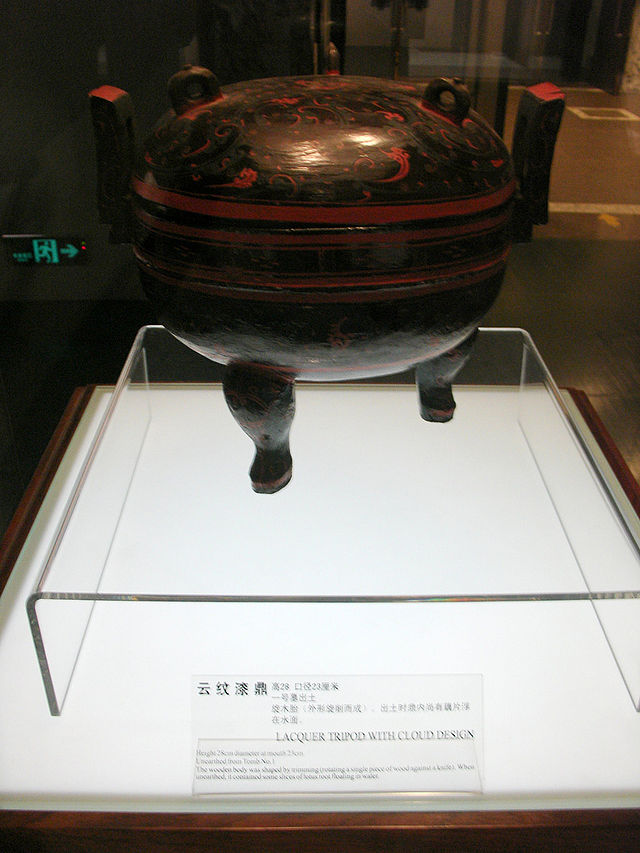 640px-Lacquer_tripod_with_cloud_design.jpg
