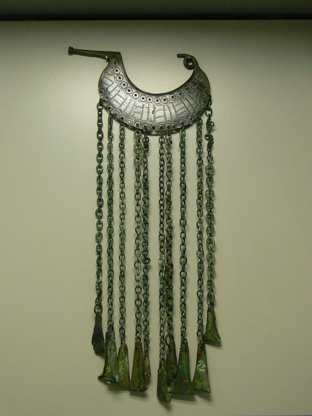 640px-Linz_Schlossmuseum_-_Hallstatt_Gehängefibel_4.jpg