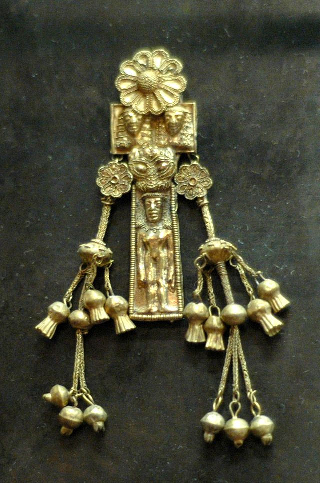 640px-Pendant_Camiros_Louvre_Bj2169-9.jpg